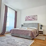 Rezidence Velke Namesti, Prostorne U Bile Veze דירה