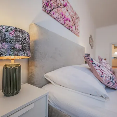 Apartment Rezidence Velke Namesti, Prostorne U Bile Veze *