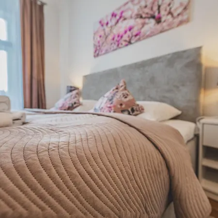 Rezidence Velke Namesti, Prostorne U Bile Veze Apartment